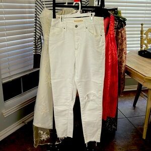 White skinny jeans I purchased a year ago and never wore excellent condition.